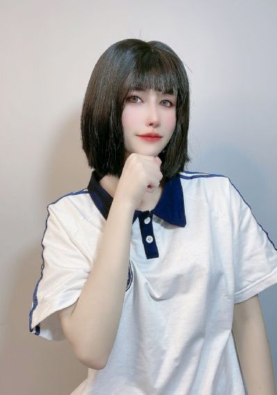 将军掀开她的乳罩揉捏她的胸