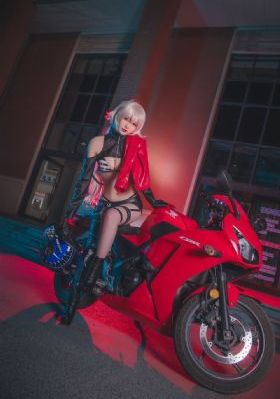 老女人擦她毛茸茸的下面电影